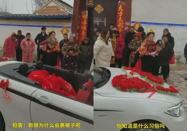 Cô dâu được chú rể cõng ra xe hoa.