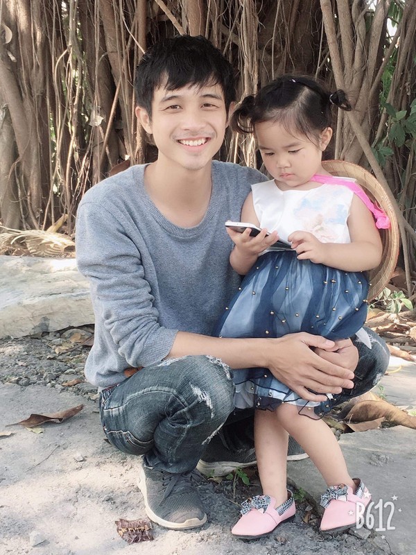 Anh chàng khoe cô con gái đầu lòng dù rơi vào hoàn cảnh tương tự “chủ thớt”.