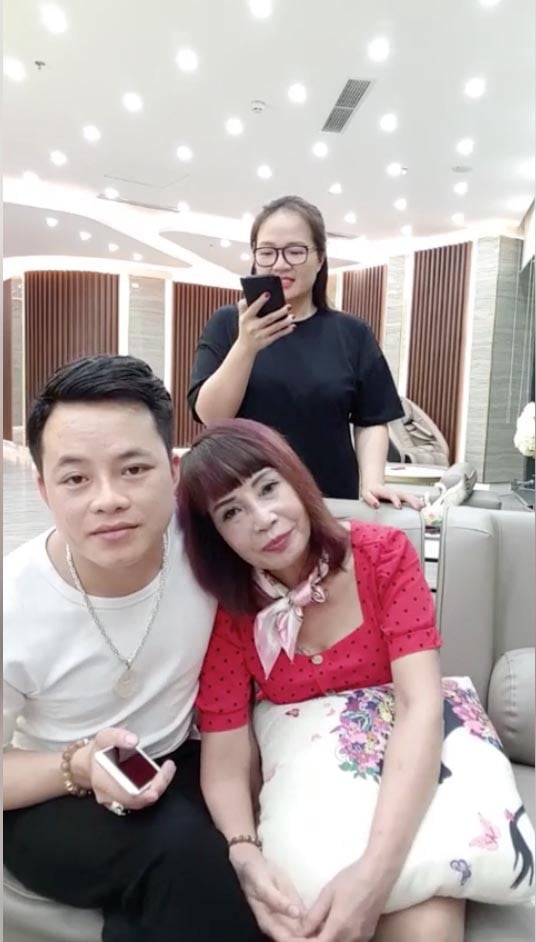 Cô dâu 62 tuổi tiết lộ ông xã mình rất hay ghen.