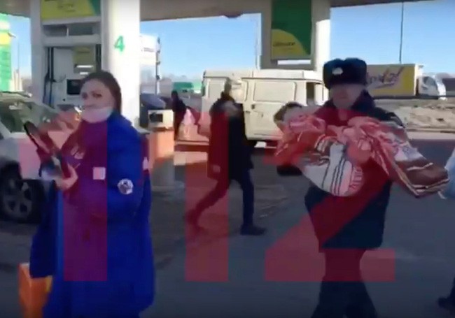 Cậu bé Lev được cứu sống sau 1 đêm lang thang trong rừng dưới nhiệt độ chưa đến 0 độ C.