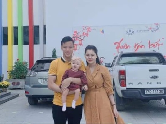 Quế Ngọc Hải nhiều lần liên tục mặc cùng một chiếc áo để chụp ảnh.