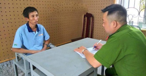 Đối tượng Bùi Văn Công vẫn quanh co, chối tội. Ảnh Hoàng Linh.