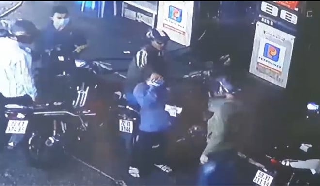 Nữ nhân viên cây xăng bị nam thanh niên hành hung.