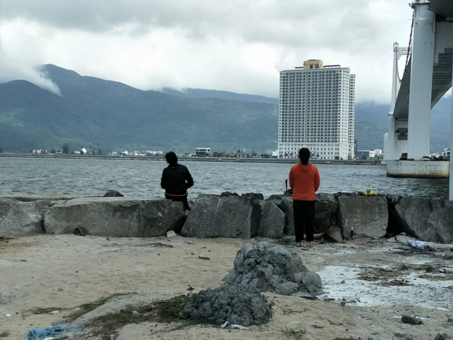 Người thân thắp hương mong sớm tìm được thi thể bé Nh.