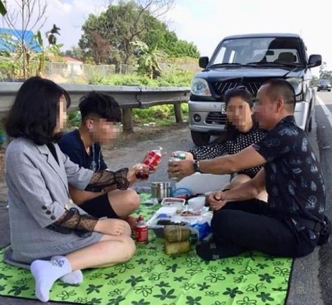 Gia đình dừng xe ăn uống, livestream trên Facebook.
