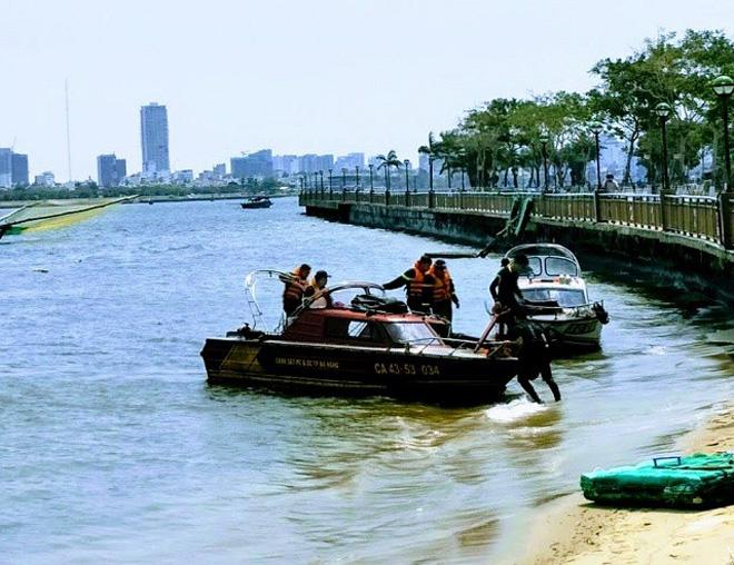 Cơ quan chức năng tìm kiếm thi thể nạn nhân trên sông Hàn.