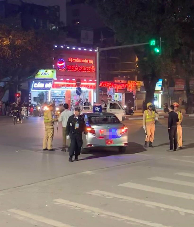 Chiếc taxi bị lực lượng chức năng yêu cầu dừng lại ngay sau đó.