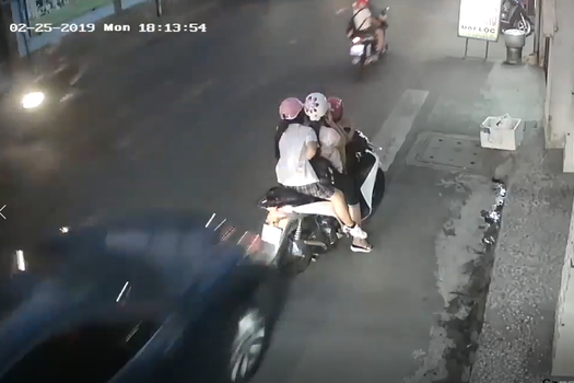 Dừng xe nghe điện thoại, người phụ nữ và 2 bé gái bị chiếc ô tô hất tung xuống đường.