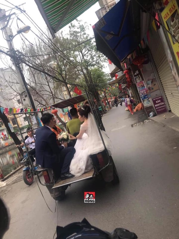 Cặp đôi này lại chọn xe lam để di chuyển. Nguồn: Hóng