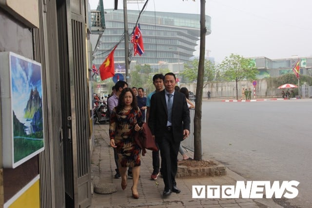 Đoàn rước dâu phải xuống xe đi bộ vào. Ảnh VTCNews.