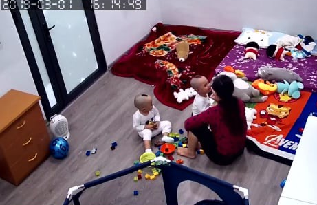 Cảnh người phụ nữ tát đứa trẻ.