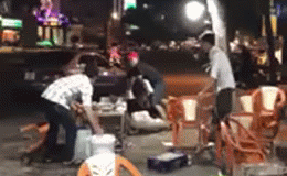 Mặc dù mọi người đến can ngăn nhưng chàng trai vẫn ra sức đánh cô gái.