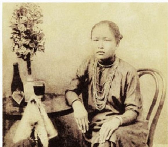 hoa-hau-dau-tien-cau-viet-nam-sharoncuneta.com-1