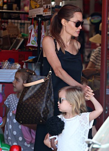 angelina-jolie-phunutoday