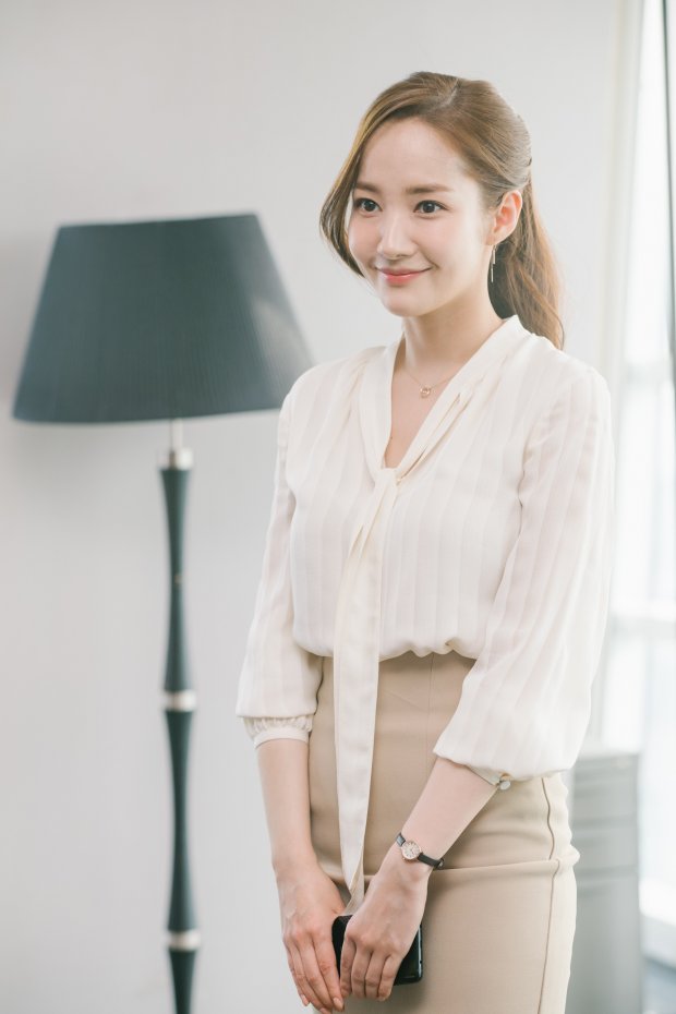 Thời trang công sở của nữ nhân vật chính được đánh giá cao về tính hữu dụng, thời thượng