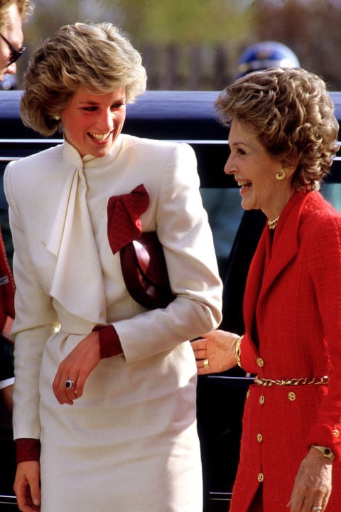 Chỉ với 1 set đồ trắng tinh khôi, trông bà không hề kém sắc so với Nancy Reagan – vị Đệ nhất phu nhân thứ 40 của Hoa Kì.