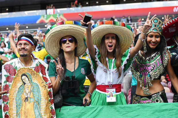 Trên khán đài sân Luzhniki, những bóng hồng Mexico không giấu khỏi niềm vui hân hoan.