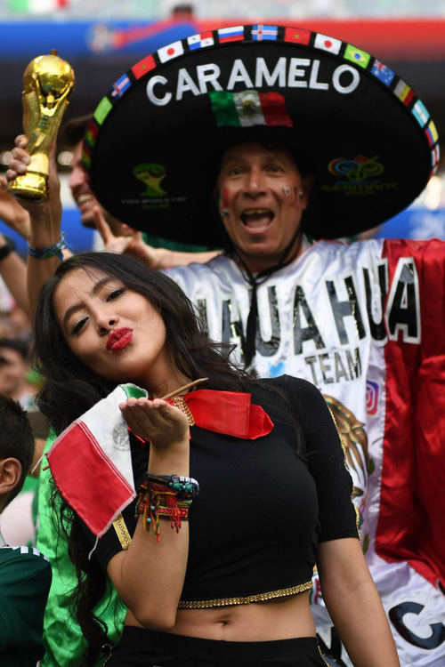Nụ hôn gió của nữ CĐV Mexico xinh đẹp.