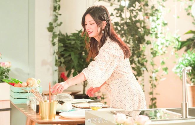 Dù chưa lên sóng, song những hình ảnh nhá hàng đầu tiên của Triệu Vy đã được tiết lộ. 
