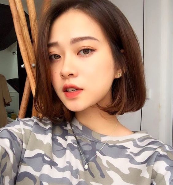 Tóc ngang cúp đuôi: Tóc ngang phù hợp với bạn gái có gương mặt trái xoan hoặc thon dài. Để tôn lên vẻ đầy đặn cho gương mặt, khi cắt tóc ngang, phái đẹp nên uốn cúp đuôi. Mái tóc thẳng với phần đuôi tóc cúp vào khiến gương mặt tròn hơn. Kiểu tóc này phù hợp với gương mặt dài hơn là tròn. Bạn nên dưỡng tóc thật cẩn thận để tóc cúp tự nhiên. Tóc khô và xơ sẽ khiến phần đuôi tóc đơ và khó tạo nếp.
