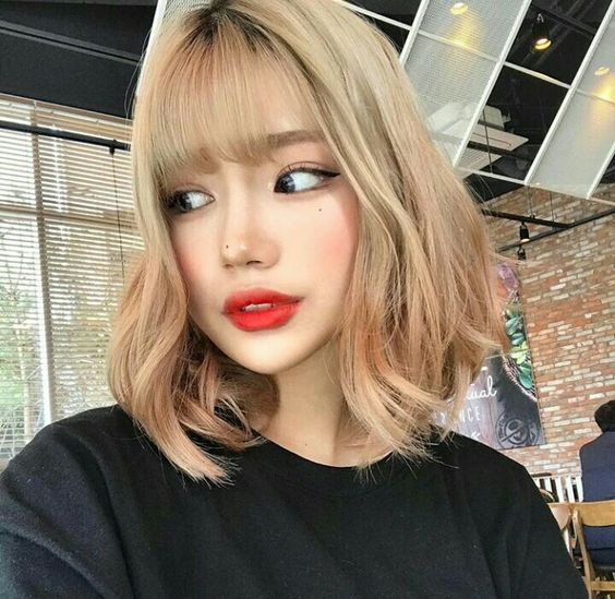 Tối kỵ của tóc mái thưa chính là tóc bết và thẳng đơ. Vì thế hãy gội mái ít nhất một ngày một lần, và luôn đem theo lược bên mình để tạo nếp cho tóc. Chiều dài lý tưởng của tóc mái là ngang với lông mày, hoặc dài hơn 1cm để gương mặt không bị đơ. Nếu bạn sở hữu gương mặt tròn, hãy uốn nhẹ tóc sao cho ôm lấy gương mặt, tạo hiệu ứng thị giác che phủ hai bên giúp mặt gọn gàng.