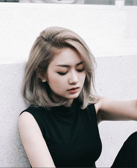Tóc ngang mái lệch: Nếu thích tóc mái cùng độ dài với tóc, phái đẹp nên ứng dụng kiểu mái lệch 6-4 hoặc 7-3. Tóc ngang mái lệch đẹp hơn khi bồng bềnh, gợn sóng nhưng không xoăn. Để tạo kiểu này, bạn gái nên uốn lọn lớn, hoặc chải tóc cúp, sau đó dùng lược và máy sấy để chải phồng chân tóc.