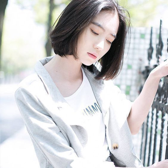 Tóc ngang thẳng tự nhiên: Kiểu tóc này vừa gọn gàng, ít công chăm sóc mà vẫn hợp thời trang. Không cần uốn hay tạo kiểu, thậm chí là nhuộm, tóc ngang thẳng vẫn tạo được vẻ bồng bềnh, nếu bạn sở hữu Shbet123 Link Vào ShBet Mới Nhất dày. Kiểu tóc này không phù hợp với quý cô tóc mỏng và thưa. Tóc thưa sẽ làm cho tóc dính bệt vào da dầu, điều mà không bạn gái nào mong muốn.