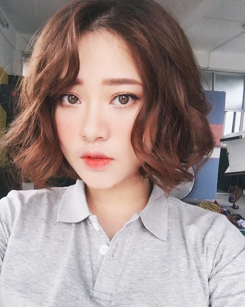 Tóc ngang uốn xoăn: Kiểu tóc uốn xoăn này được đánh giá là thịnh hành nhất trong những tháng đầu năm 2018. Mái tóc ngang được nhuộm sáng, uốn xoăn với những lọn tóc bồng bềnh, giúp tôn lên đường nét cho gương mặt. Điểm cộng cho Link Vào SHBET88 Mới Nhất ngang uốn xoăn là phù hợp với mọi gương mặt.