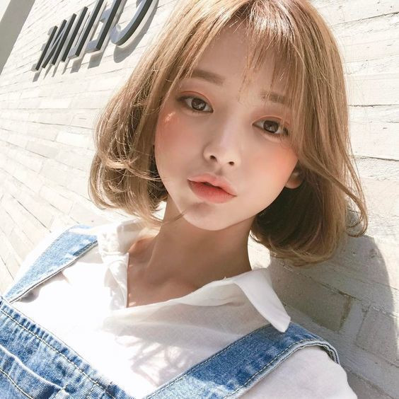 Dù bạn sở hữu gương mặt dài, tròn hay góc cạnh, tóc ngang gợn sóng đều che đi khuyết điểm, đem lại vẻ đẹp hiện đại, lãng mạn. Bạn cũng có thể kết hợp tóc ngang uốn xoăn với mái thưa, mái ngôi giữa hoặc ngôi lệch đều được. Những bạn có gương mặt dài sẽ phù hợp với mái thưa, ngược lại mặt tròn phù hợp với mái chẻ ngôi lệch. Quan trọng là chiều dài của tóc phải ngắn trên vai.