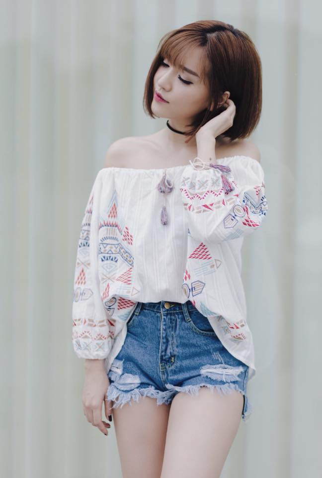 Ca sĩ Bích Phương có Shbet123 Link Vào ShBet Mới Nhất ngắn thẳng cúp tự nhiên. Mái tóc này giúp Bích Phương trông trẻ trung, năng động hơn so với Link Vào SHBET88 Mới Nhất dài uốn xoăn. Kết hợp với quần shorts, Bích Phương gọn gàng, khoẻ khoắn mà vẫn nữ tính.