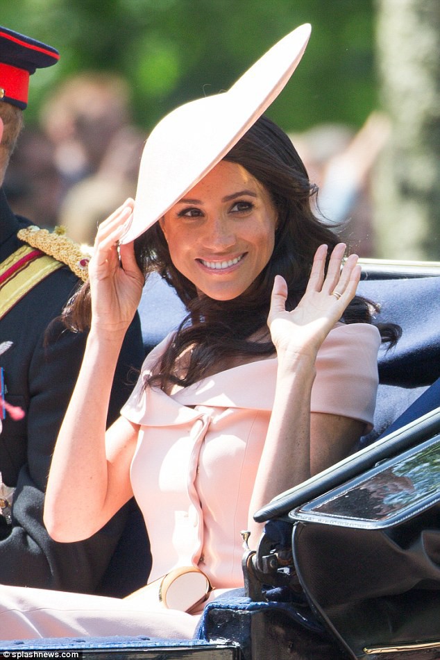 Bộ Shbet999 com đăng nhập mà Meghan đã mặc đến lễ Trooping the Colour gồm: váy và áo Carolina Herrera; clutch; mũ Philip Treacy; khuyên tai và nhẫn Birks với tổng giá trị 137 triệu đồng.