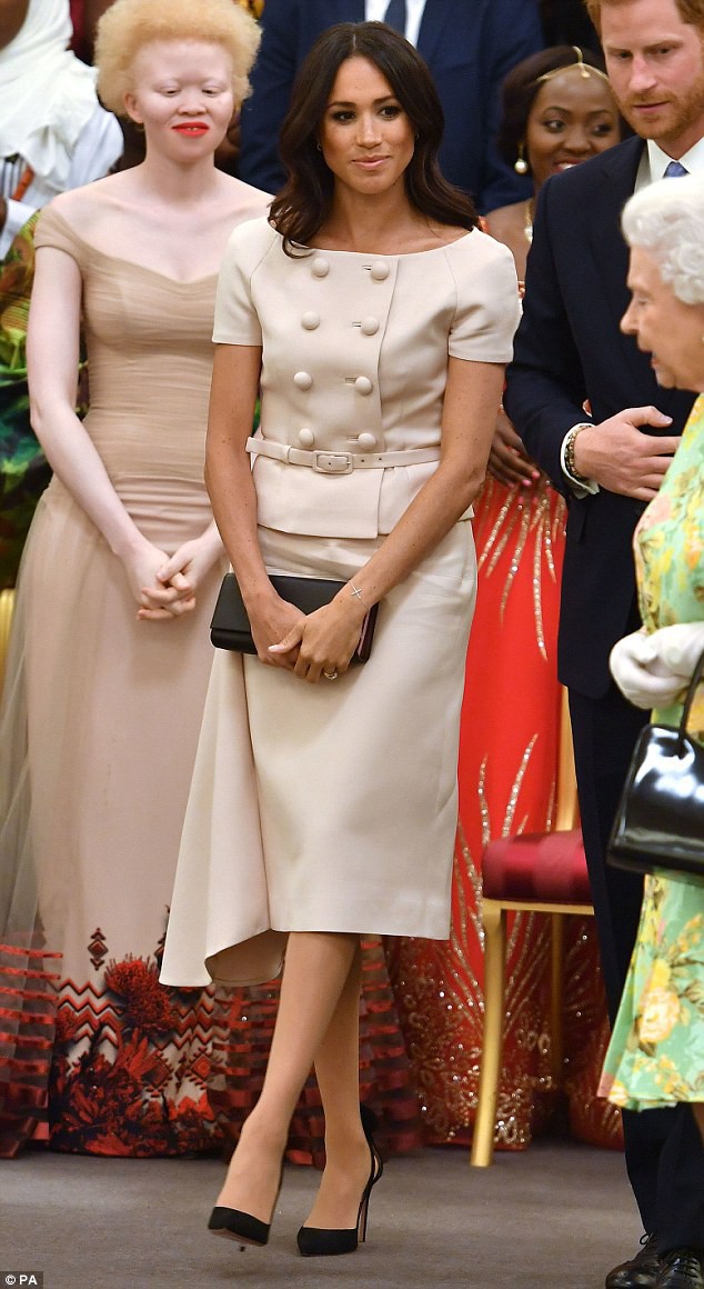 Tổng set đồ của Meghan Markle tại lễ Young Leaders Awards Ceremony vào khoảng 160 triệu đồng.