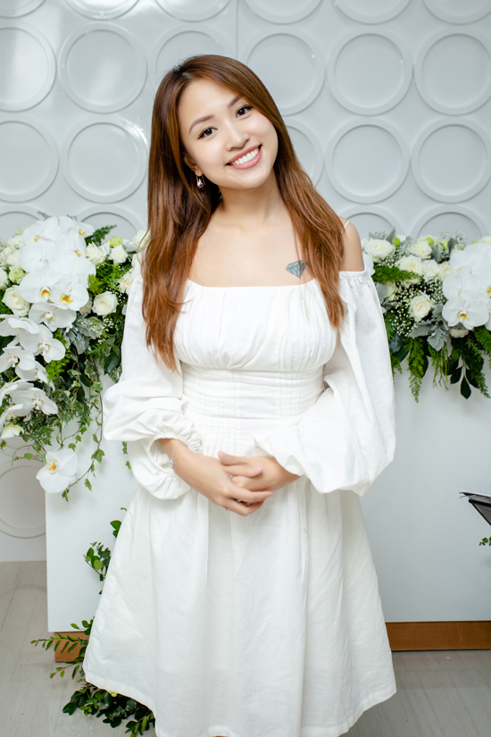 Vân Hugo khoe khéo hình xăm viên kim cương ở bên ngực trái.