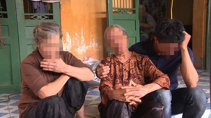  Trong ảnh: S (ngoài cùng bên phải) suy sụp sau khi chứng kiến cảnh bố mẹ bị sát hại.