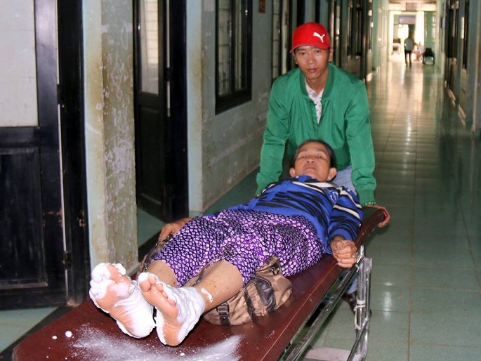 Nạn nhân trong vụ việc đang được cấp cứu tại bệnh viện. 