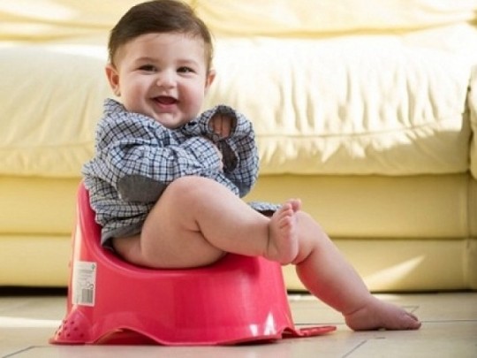 cha-me-kham-benh-cho-con-qua-phan-ve-sinh-thumb43