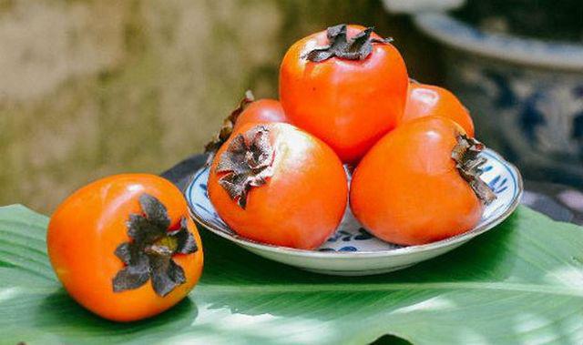 nguoi-phu-nu-suyt-mat-mang-chi-vi-an-qua-hong-canh-bao-nhung-thu-khong-nen-an-khi-doi-s---i-d----d--y-3_result-1535371065-811-width640height379