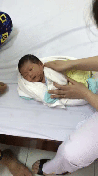 Nhẹ nhàng vỗ về cho bé chìm vào giấc ngủ nhé.
