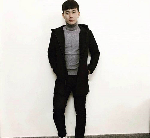 Chàng tiền vệ bảnh bao sở hữu gu thời trang giản dị nhưng vẫn ấn tượng chẳng kém các mỹ nam Hàn.