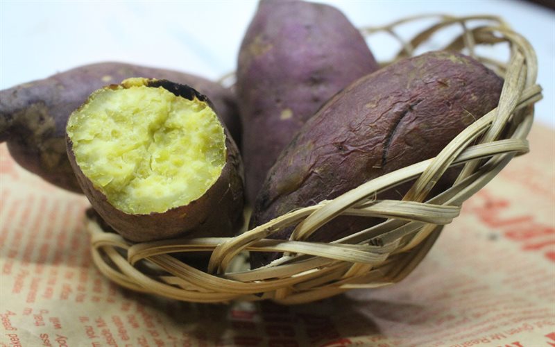 Lo nồi bị cháy nhưng nồi khoai lang không hề bị cháy chút nào