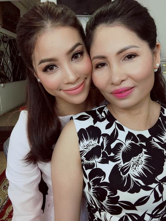 Trong chuyến đi này, Phạm Hương đưa mẹ đi cùng. Cô mong muốn đưa mẹ đi du lịch, nghỉ dưỡng sau những tháng ngày bận rộn với công việc.