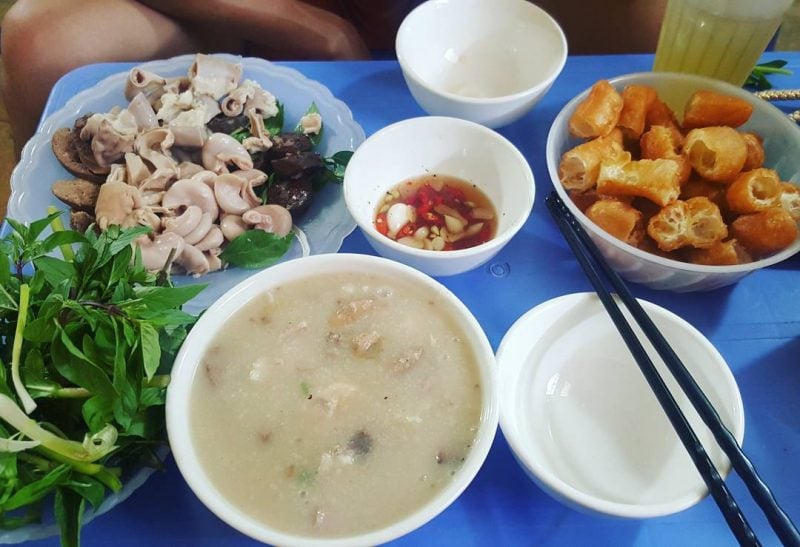 Khi bị cảm hoặc mệt mỏi, bạn không nên ăn cháo lòng vì khó tiêu và không đảm bảo vệ sinh. 