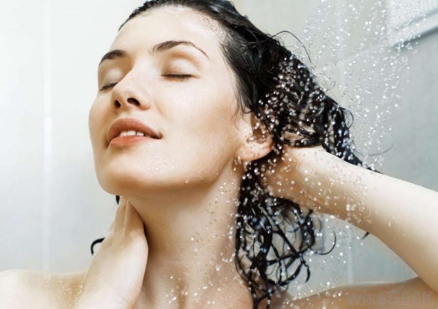Khi vừa mới ngủ dậy, việc phục hồi chức năng như lưu thông máu còn chậm nên gội đầu sẽ kích thích mạch máu não gây chóng mặt, nhức đầu và cảm lạnh.