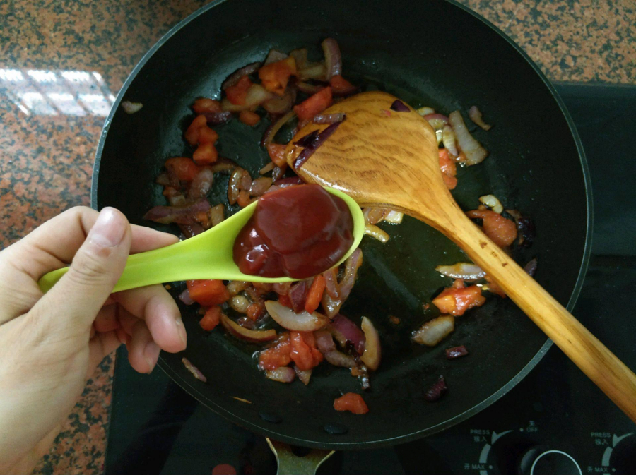 Thêm 1 thìa súp ketchup cùng với chút gia vị vào.