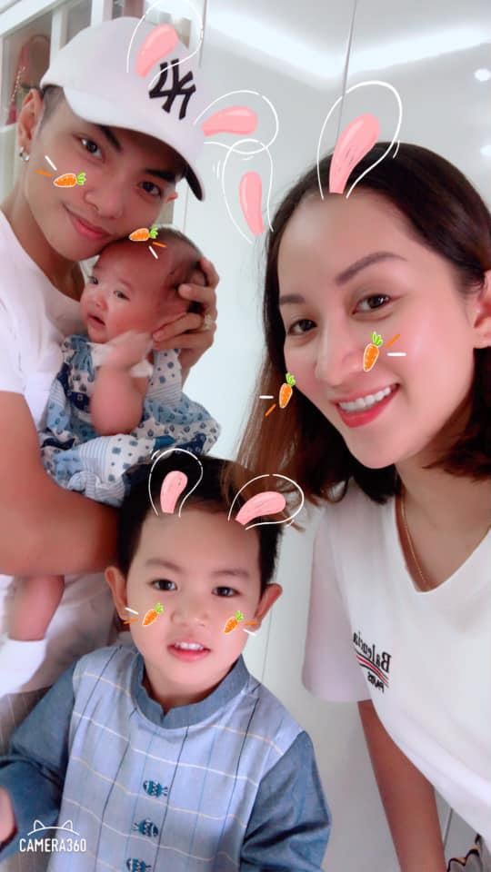 Gia đình Khánh Thi chụp ảnh selfie trong dịp trung thu vừa qua