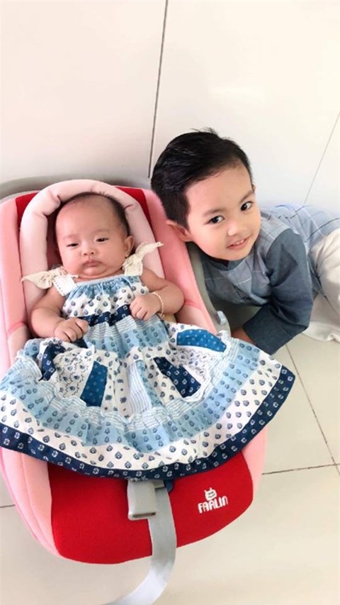 Kubi ra dáng đàn anh bên cạnh cô em gái út bé bỏng