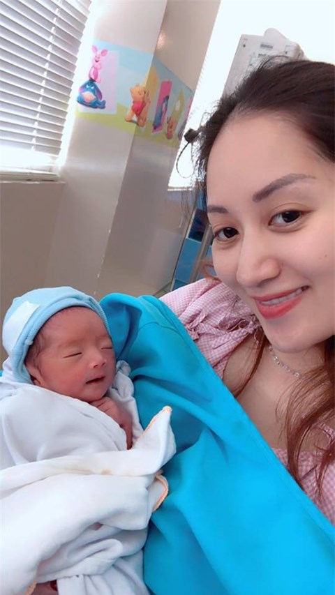 Sinh non nặng 2,2kg, con gái út Khánh Thi - Phan Hiển giờ đã bụ bẫm đáng yêu như thiên thần