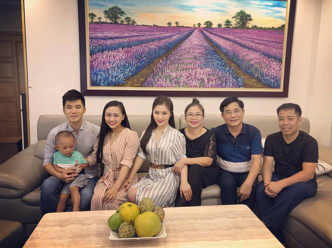 Trước đó, Hương Tràm khiến fan trầm trồ không ngớt khi chia sẻ một phần hình ảnh căn biệt thự mới sắp hoàn thiện. Hương Tràm đang chuẩn bị dọn về căn biệt thự mới 4 tầng ở ngay trung tâm TP. HCM.