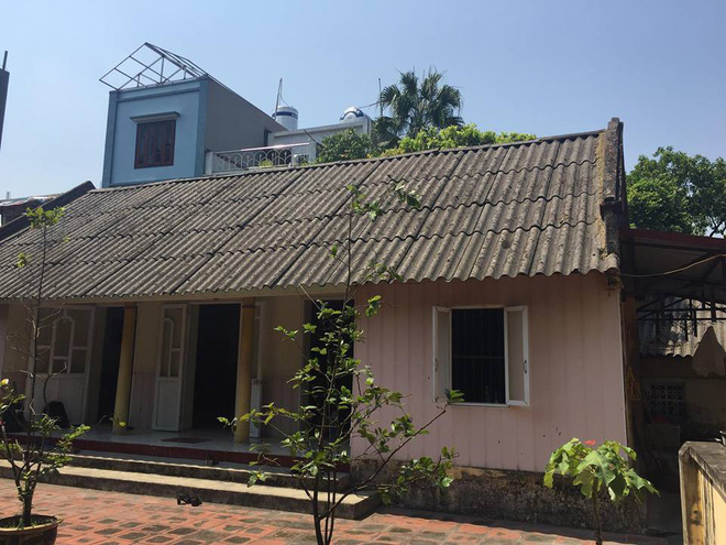 Theo ông Yên, ngôi nhà trước đây được làm bằng vách đất, lợp lá gồi nhưng sau này, do mưa bão làm hư hỏng nặng nên cách đây 20 năm Shbet111 slot, casino, thể thao, xổ số đã xây dựng lại bằng gạch non, ngói to với 3 gian, 2 chái.
