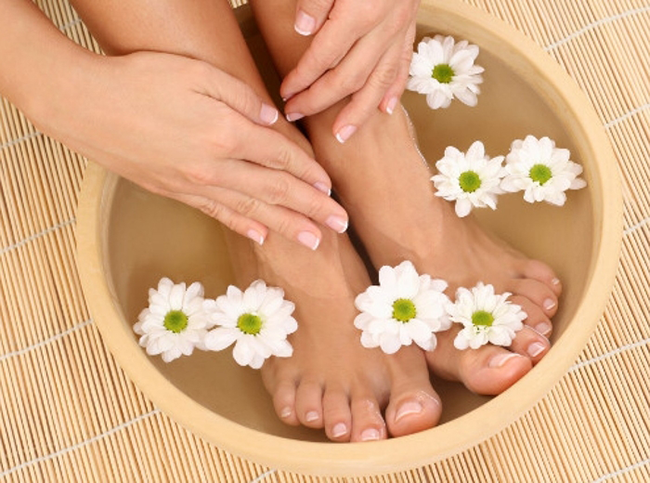 Nếu nhiệt độ nước hơi cao, có thể thêm một ít nước lạnh hoặc chờ nước nguội bớt rồi ngâm rửa.